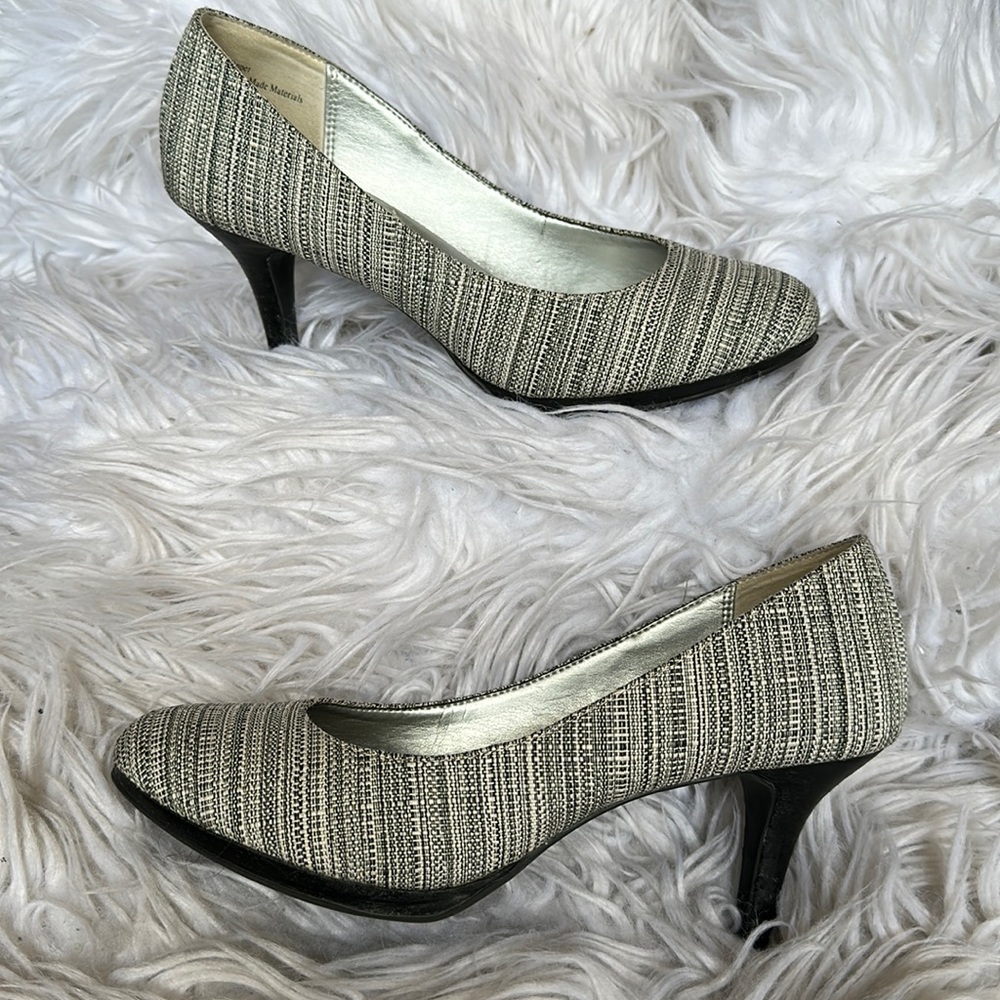- Coach And Four Black And White Pump Heels Cushion Comfort Shoes Sz 6